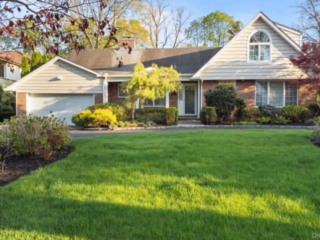  6 BR,  4.00 BTH &nbsp;Exp ranch style home in Great Neck