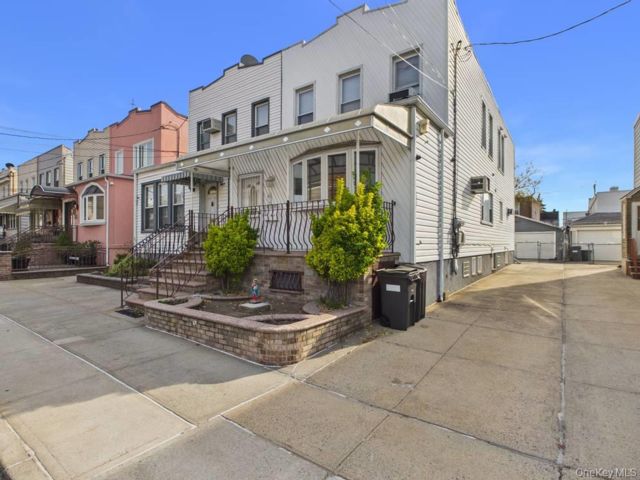  3 BR,  1.00 BTH &nbsp;Colonial style home in Middle Village