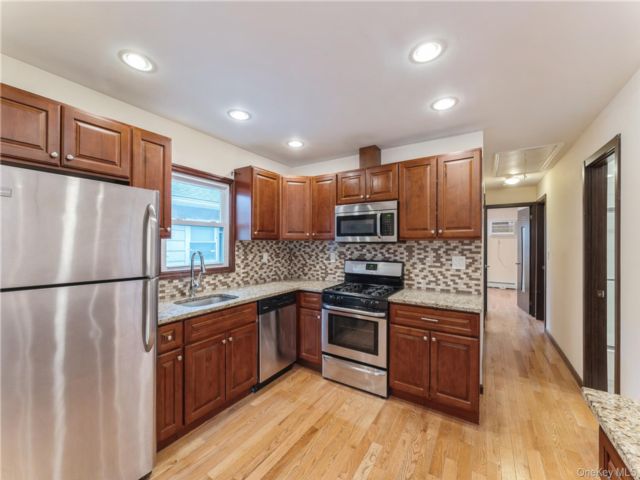  3 BR,  2.00 BTH &nbsp;House style home in Laurelton