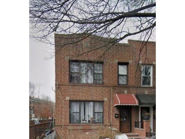  8 BR,  5.00 BTH &nbsp;House style home in Astoria