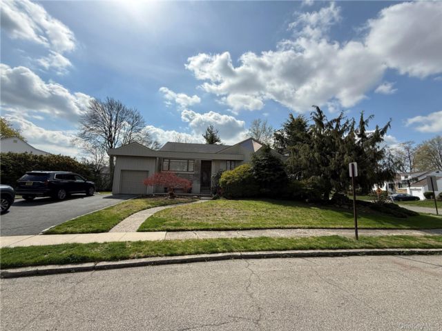  3 BR,  2.00 BTH &nbsp;Ranch style home in East Rockaway