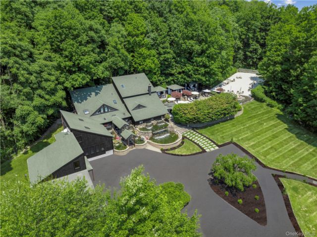  4 BR,  4.00 BTH &nbsp;Contemporary style home in Chester