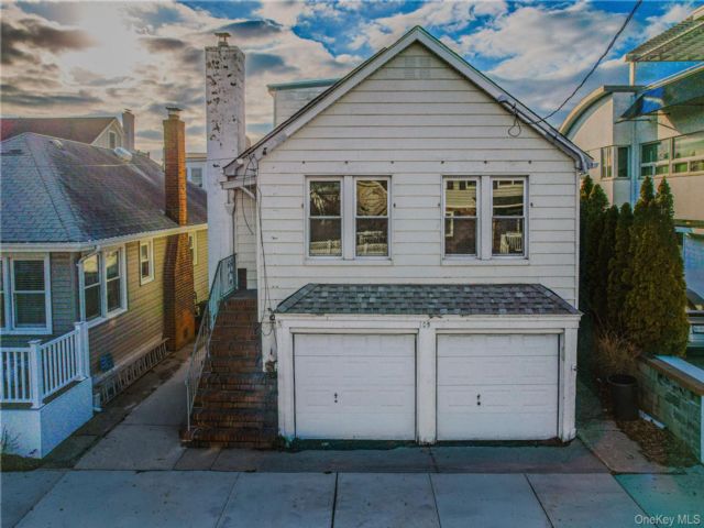 [Point Lookout Real Estate, listing number 7277927]