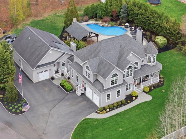  6 BR,  5.00 BTH &nbsp;Modern style home in Port Jefferson Station