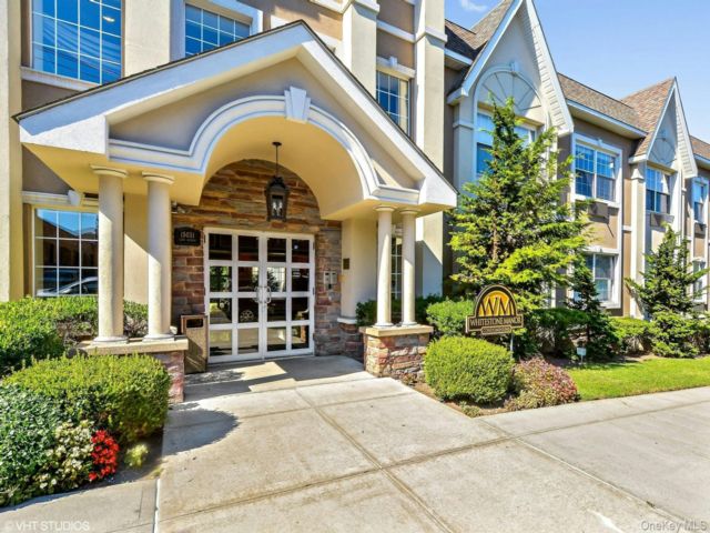  1 BR,  1.00 BTH &nbsp;Condo style home in Whitestone