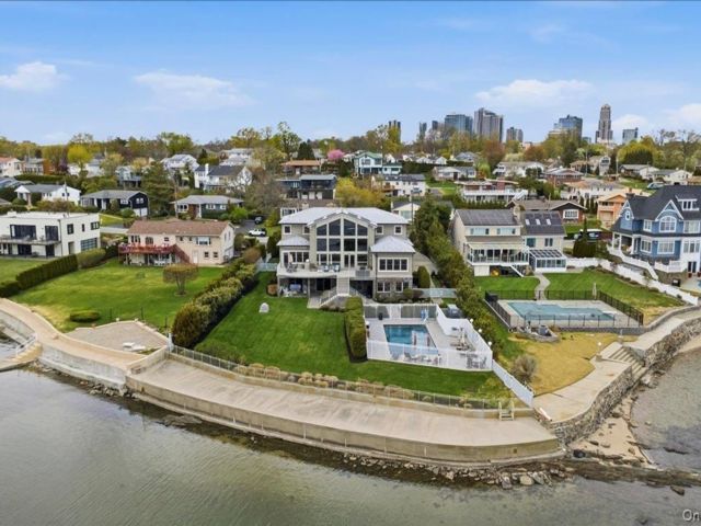  4 BR,  6.00 BTH &nbsp;Contemporary style home in New Rochelle