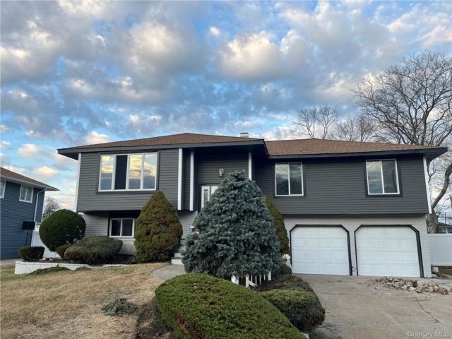  5 BR,  4.00 BTH &nbsp;Colonial style home in Commack
