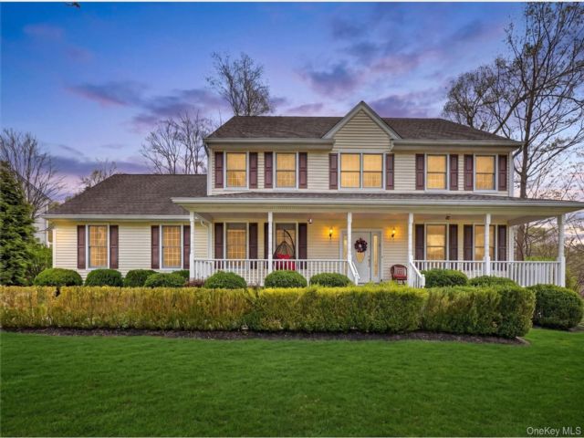  4 BR,  4.00 BTH &nbsp;Colonial style home in Shrub Oak