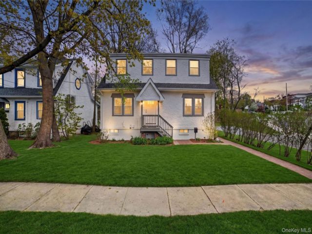  4 BR,  2.00 BTH &nbsp;Colonial style home in Mamaroneck