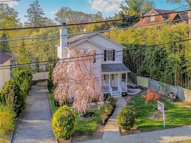  3 BR,  3.00 BTH &nbsp;Colonial style home in White Plains