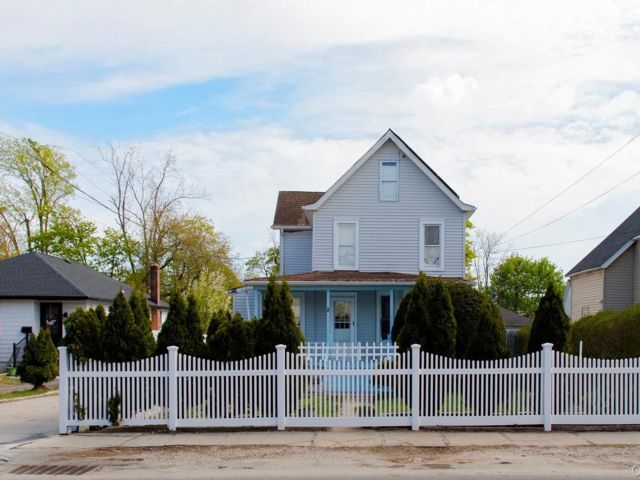  5 BR,  2.00 BTH &nbsp;Colonial style home in Central Islip