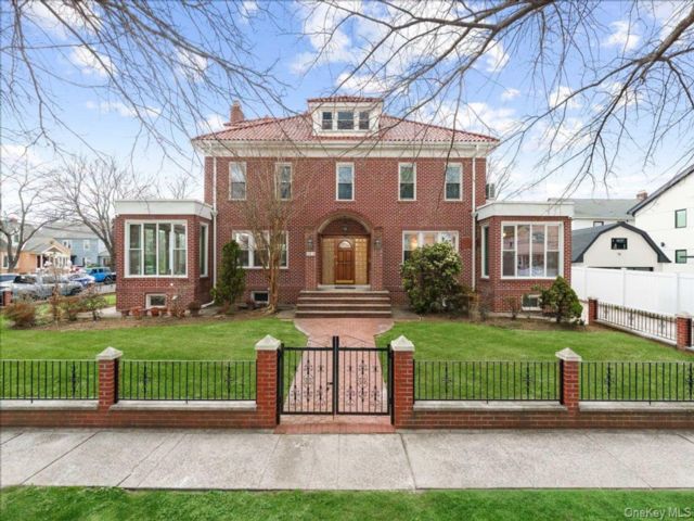  6 BR,  6.00 BTH &nbsp;Colonial style home in Bayside