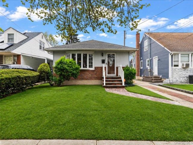  3 BR,  2.00 BTH &nbsp;Ranch style home in Uniondale