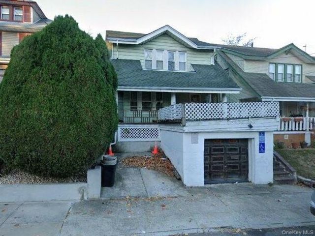  3 BR,  1.00 BTH &nbsp;Colonial style home in West Brighton