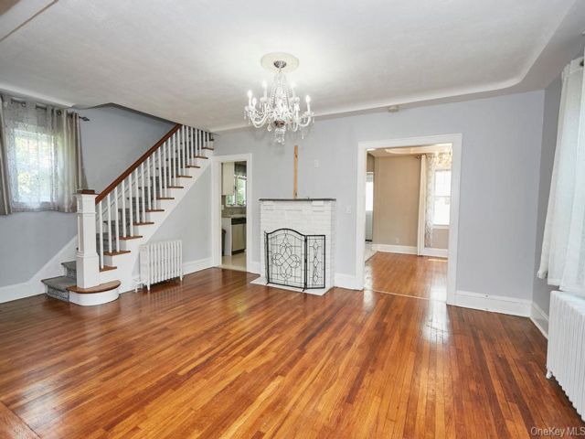  3 BR,  3.00 BTH &nbsp;Colonial style home in Great Neck