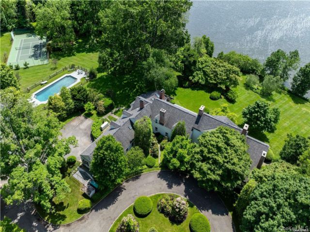  6 BR,  9.00 BTH &nbsp;Colonial style home in Mill Neck