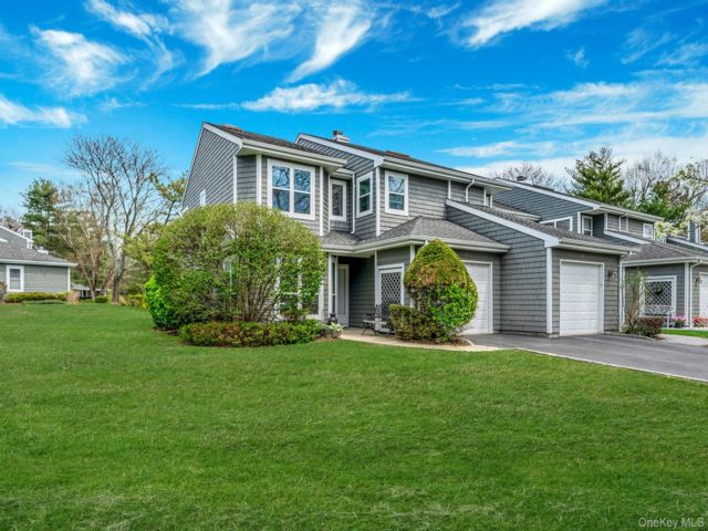  3 BR,  3.00 BTH &nbsp;Condo style home in Commack