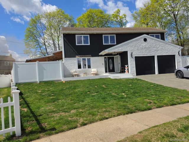  5 BR,  3.00 BTH &nbsp;Splanch style home in Plainview