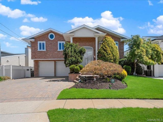  4 BR,  3.00 BTH &nbsp;Hi ranch style home in Merrick