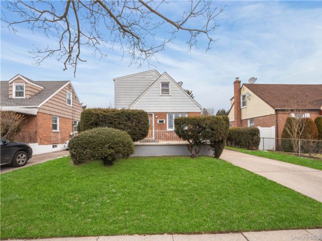 4 BR,  3.00 BTH &nbsp;Cape cod style home in Elmont
