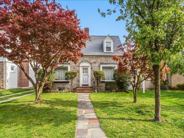  3 BR,  2.00 BTH &nbsp;Colonial style home in Bayside