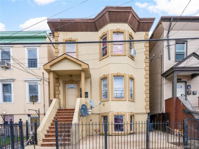  5 BR,  3.00 BTH &nbsp;House style home in Yonkers