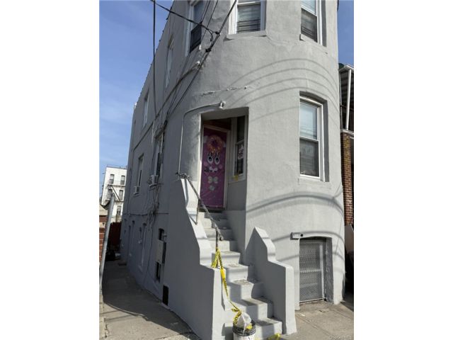  5 BR,  3.00 BTH &nbsp;Contemporary style home in Sea Gate