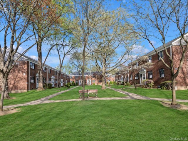  2 BR,  1.00 BTH &nbsp;Garden style home in Bayside