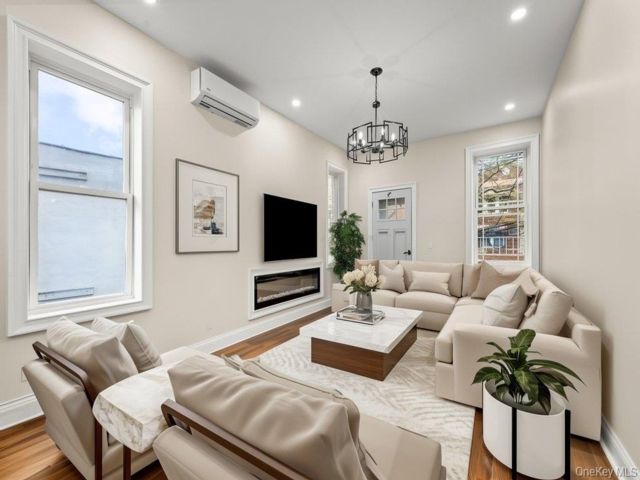  5 BR,  5.00 BTH &nbsp;House style home in Brownsville