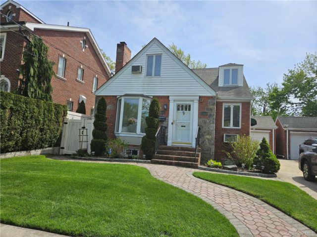  4 BR,  2.00 BTH &nbsp;Cape cod style home in Bayside