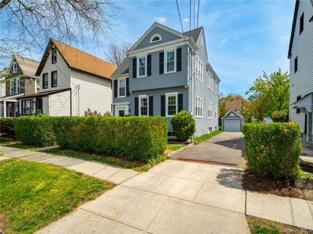  4 BR,  2.00 BTH &nbsp;Colonial style home in New Rochelle