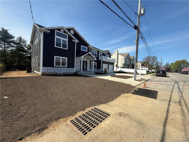  5 BR,  5.00 BTH &nbsp;Colonial style home in Amityville