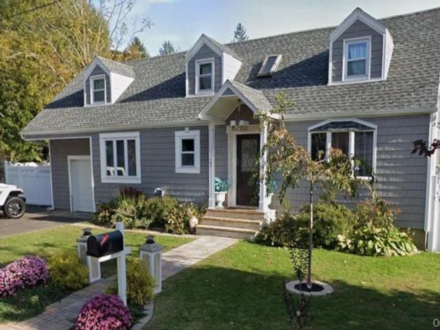  4 BR,  4.00 BTH &nbsp;Colonial style home in Huntington Station