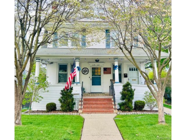  2 BR,  2.00 BTH &nbsp;Colonial style home in Rockville Centre