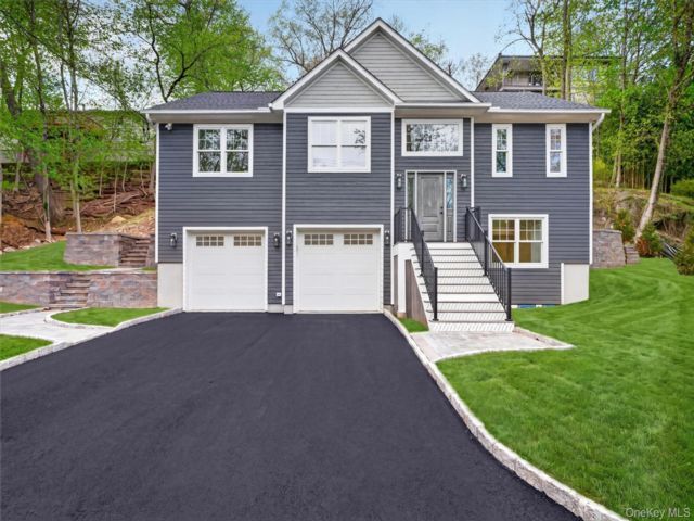  3 BR,  3.00 BTH &nbsp;Raised ranch style home in Croton-on-hudson