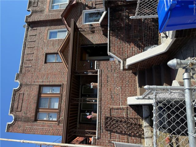  6 BR,  3.00 BTH &nbsp;Other style home in Sunnyside