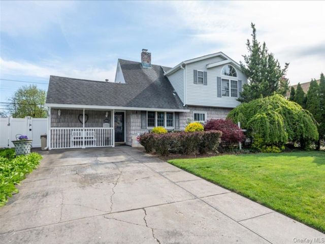  4 BR,  2.00 BTH &nbsp;Cape cod style home in Levittown