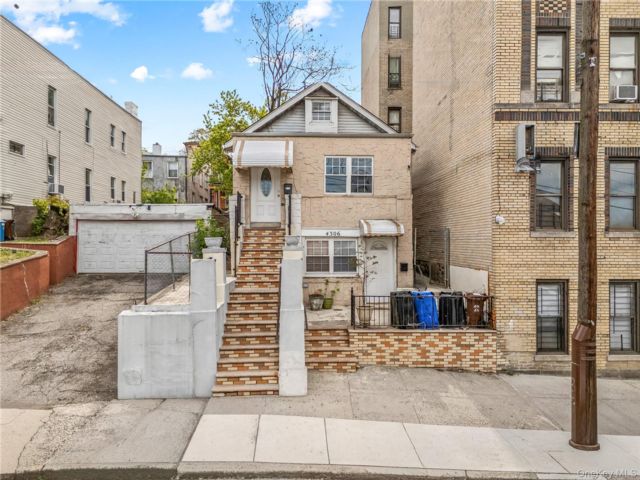  4 BR,  1.00 BTH &nbsp;Colonial style home in Wakefield