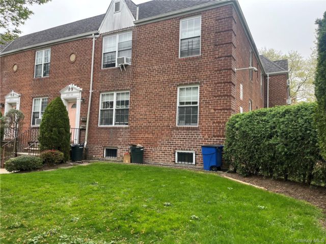  3 BR,  1.00 BTH &nbsp;Garden style home in Bayside