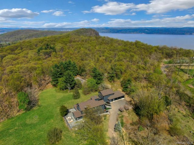  3 BR,  3.00 BTH &nbsp;Barndominium style home in Valley Cottage