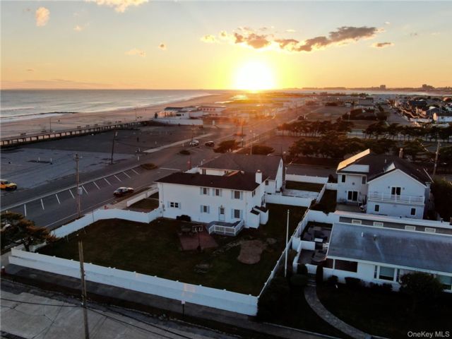  4 BR,  3.00 BTH &nbsp;Contemporary style home in Atlantic Beach