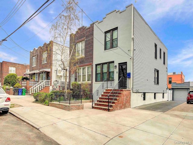  3 BR,  3.00 BTH &nbsp;Colonial style home in Middle Village