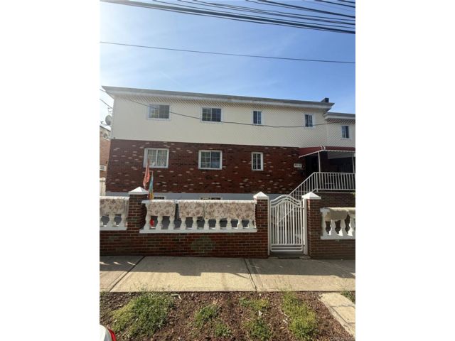  3 BR,  2.00 BTH &nbsp;Hi ranch style home in Jamaica