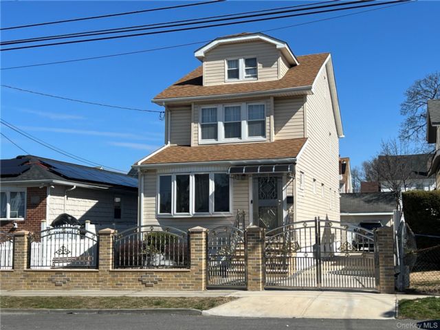  5 BR,  2.00 BTH &nbsp;Colonial style home in Laurelton