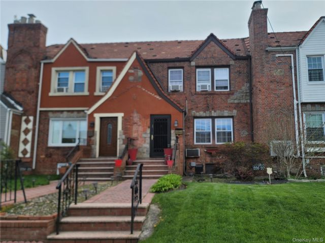  3 BR,  2.00 BTH &nbsp;Colonial style home in Laurelton