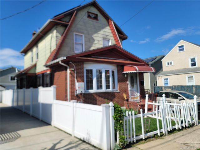  3 BR,  2.00 BTH &nbsp;Colonial style home in Queens Village