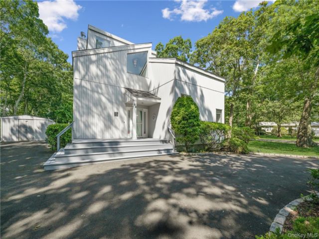  4 BR,  3.00 BTH &nbsp;Post modern style home in East Quogue
