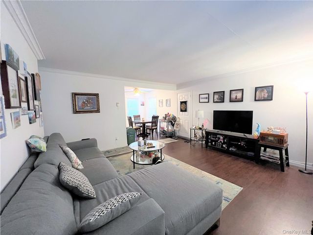  2 BR,  1.00 BTH &nbsp;Full floor apar style home in Island Park
