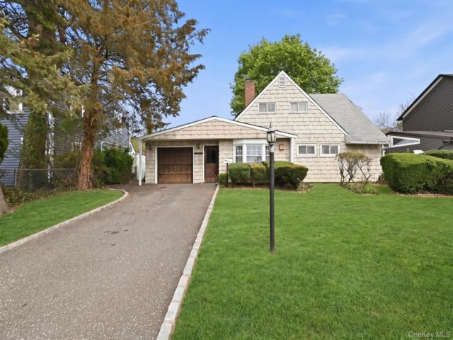  3 BR,  2.00 BTH &nbsp;Cape cod style home in Hicksville