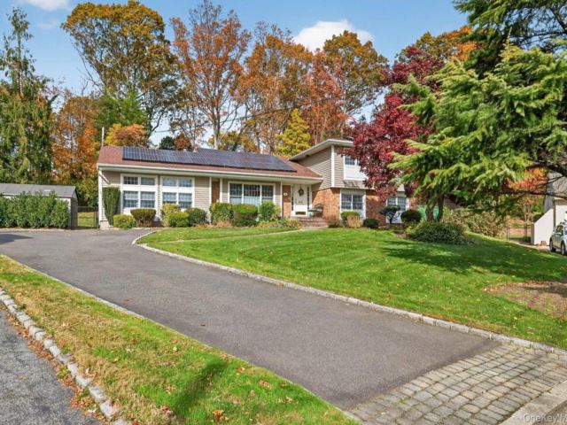  5 BR,  4.00 BTH &nbsp;Split level style home in Plainview